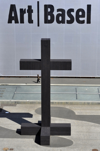 Ein Kreuz (2009) von Valentin Carron steht auf dem Messeplatz an der Art Basel, am 8. Juni 2009. © KEYSTONE/Georgios Kefalas