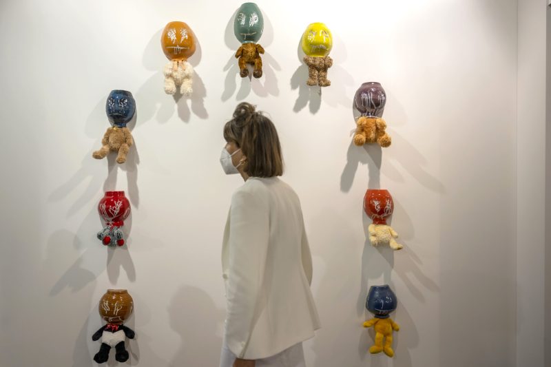 Stuffed animals, glazed ceramic pots (2021) von Hadi Fallahpisheh an der Art Basel am 15. Juni 2022. © KEYSTONE/Georgios Kefalas