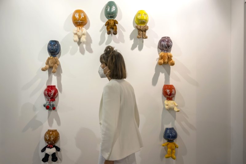 Stuffed animals, glazed ceramic pots (2021) von Hadi Fallahpisheh an der Art Basel, am 15. Juni 2022. © KEYSTONE/Georgios Kefalas