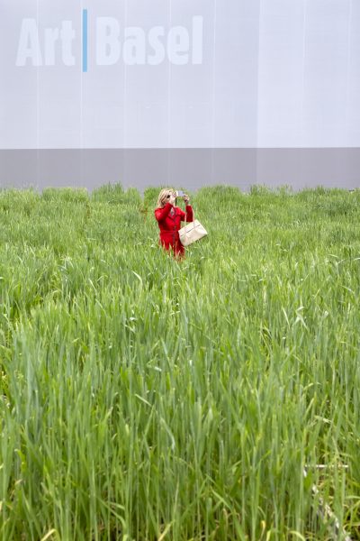 Die Installation Honouring (2024)  von Agnes Denes als Messeplatz Project an der Art Basel, am 12. Juni 2024. © KEYSTONE/Georgios Kefalas