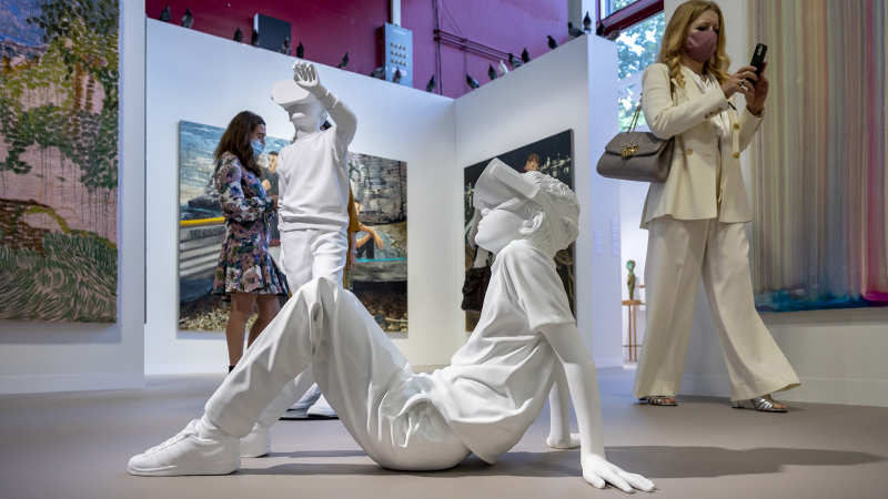 This is How We Play Together (2021) von Elmgreen & Dragset an der Art Basel, am 22. September 2021. © KEYSTONE/Georgios KefalasThis is How We Play Together (2021) von Elmgreen & Dragset an der Art Basel am 22. September 2021. © KEYSTONE/Georgios Kefalas