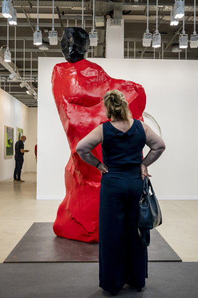 Black Red Monk (2020) von Ugo Rondinone an der Art Basel am 22. September 2021. © KEYSTONE/Georgios Kefalas