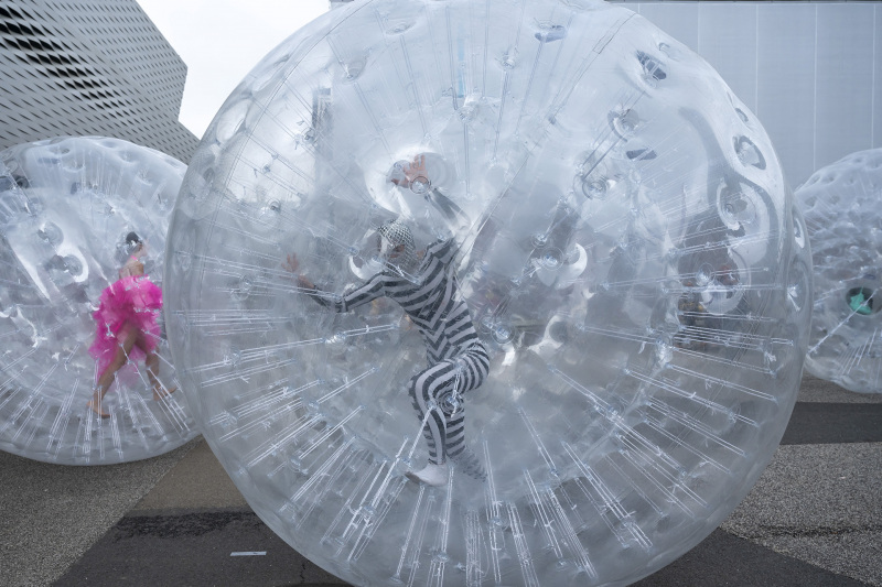 Die Performance Tears (2021) von Monster Chetwynd an der Art Basel, am 21. September 2021. © KEYSTONE/Georgios Kefalas