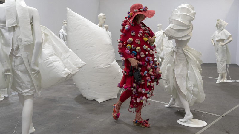 Life Dress (2018) von Alicia Framis an der Art Unlimited Basel, am 11. Juni 2019. © KEYSTONE/Georgios Kefalas