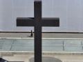 Ein Kreuz (2009) von Valentin Carron steht auf dem Messeplatz an der Art Basel am 8. Juni 2009. © KEYSTONE/Georgios Kefalas