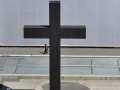 Ein Kreuz (2009) von Valentin Carron steht auf dem Messeplatz an der Art Basel, am 8. Juni 2009. © KEYSTONE/Georgios Kefalas