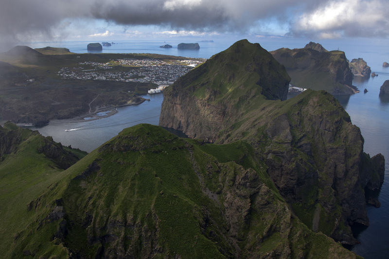 Luftaufnahme der Inselgruppe Vestmannaeyjar (Westmaennerinseln) in Island, am 28. Juni 2012. © Georgios Kefalas