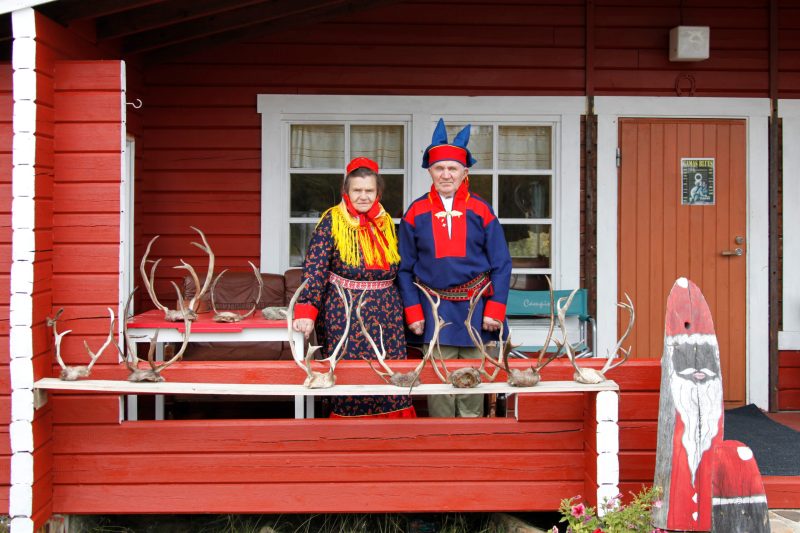 Karoliina (83) und Hans Nuorgam (86) in ihrer samischen Tracht (Kofta) mit Marja und Jorma Nuorgam in Kaamasmukka, Lappland, Finnland, 28. August 2010. (Foto: Georgios Kefalas)