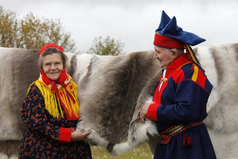 Karoliina (83) und Hans Nuorgam (86) in ihrer samischen Tracht (Kofta) mit Marja und Jorma Nuorgam in Kaamasmukka, Lappland, Finnland, 28. August 2010. (Foto: Georgios Kefalas)