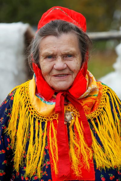 Karoliina (83) und Hans Nuorgam (86) in ihrer samischen Tracht (Kofta) mit Marja und Jorma Nuorgam in Kaamasmukka, Lappland, Finnland, 28. August 2010. (Foto: Georgios Kefalas)