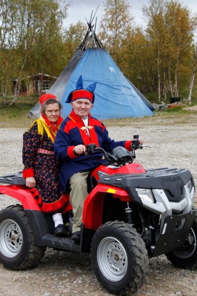 Karoliina (83) und Hans Nuorgam (86) in ihrer samischen Tracht (Kofta) mit Marja und Jorma Nuorgam in Kaamasmukka, Lappland, Finnland, 28. August 2010. (Foto: Georgios Kefalas)