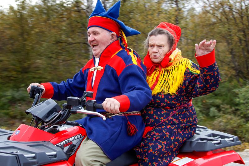 Karoliina (83) und Hans Nuorgam (86) in ihrer samischen Tracht (Kofta) mit Marja und Jorma Nuorgam in Kaamasmukka, Lappland, Finnland, 28. August 2010. (Foto: Georgios Kefalas)
