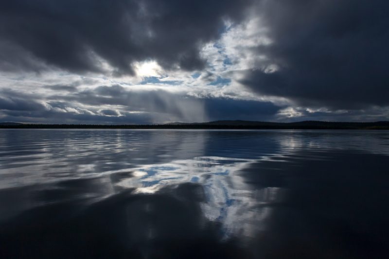 Fischen mit dem Schleppnetz mit Matti Helminen, dem Ehemann von Tuula Airamo, begleitet von seinem Schwager Martti Airamo, auf dem Muddus-See in Tulvalahti, Lappland, Finnland, 27. August 2010. (Foto: Georgios Kefalas)