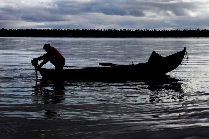 Fischen mit dem Schleppnetz mit Matti Helminen, dem Ehemann von Tuula Airamo, begleitet von seinem Schwager Martti Airamo, auf dem Muddus-See in Tulvalahti, Lappland, Finnland, 27. August 2010. (Foto: Georgios Kefalas)