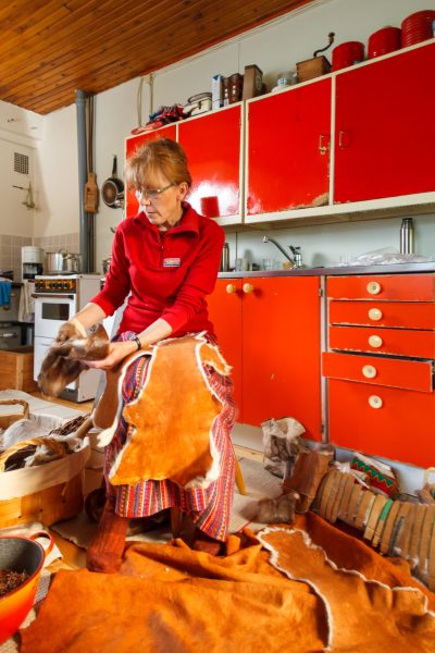 Tuula Airamo zeigt wie Fellschuhe hergestellt werden in Tulvalahti, Lappland, Finnland, 27. August 2010. (Foto: Georgios Kefalas)