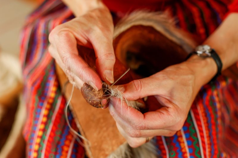 Tuula Airamo zeigt wie Fellschuhe hergestellt werden in Tulvalahti, Lappland, Finnland, 27. August 2010. (Foto: Georgios Kefalas)