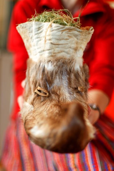 Tuula Airamo zeigt wie Fellschuhe hergestellt werden in Tulvalahti, Lappland, Finnland, 27. August 2010. (Foto: Georgios Kefalas)